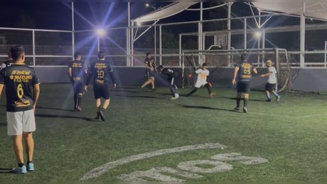 VIDEO: Joven sin brazos deslumbra en canchas de Futbol 7 de Durango