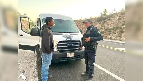 Estatales auxilian a un joven que viajaba a pie desde Sinaloa a Durango