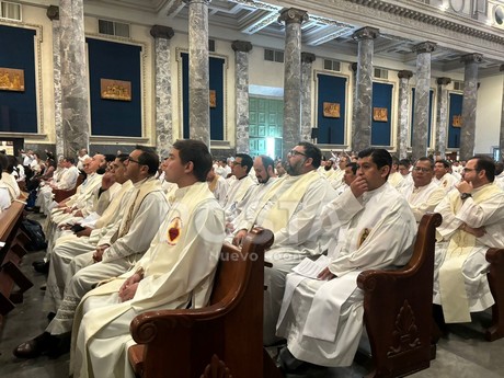Católicos realizan Misa Crismal en la Basílica del Roble en Monterrey