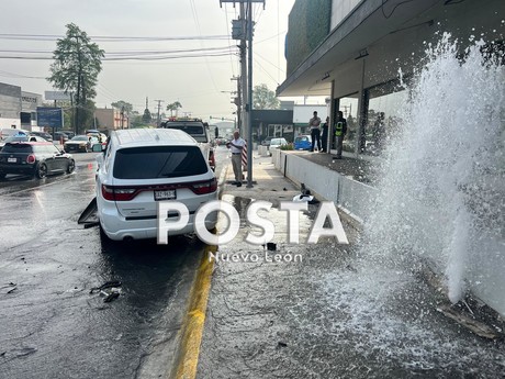 Choque de camioneta provoca mega fuga en avenida Vasconcelos