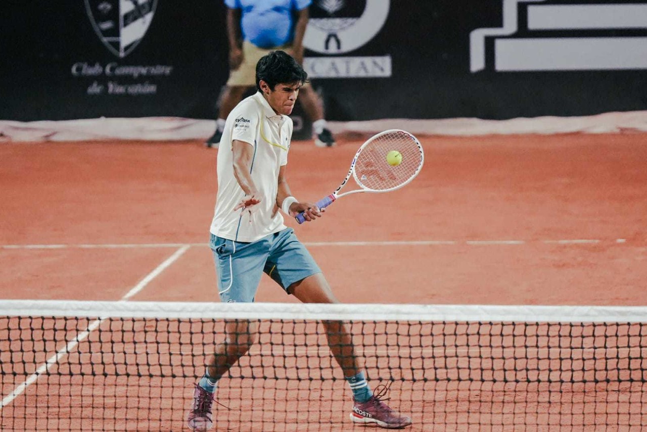 El yucateco Rodrigo Pacheco es el único tenista mexicano que aún sigue vivo  en el torneo Yucatan Open 2024  de la ATP.- Foto de Alejandro Zapata Sosa