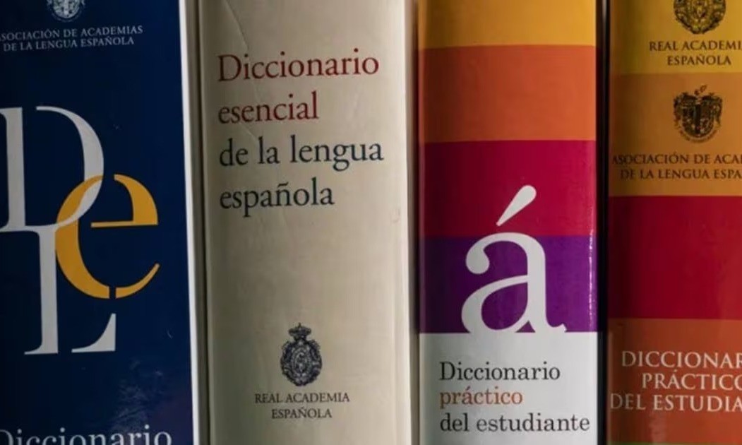 La AML aclaró que la eliminación de los dígrafos 'ch' y 'll' del inventario de letras del abecedario no implica su desaparición del sistema gráfico del español. Foto: Especial.