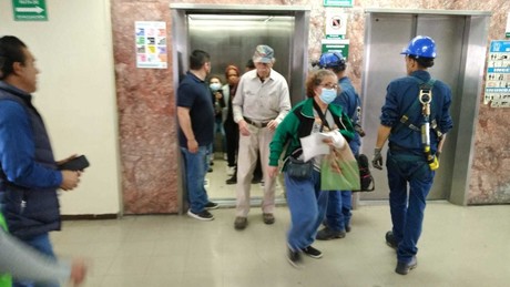 Rescatan a 6 personas atrapadas en elevador de clínica 25 del IMSS