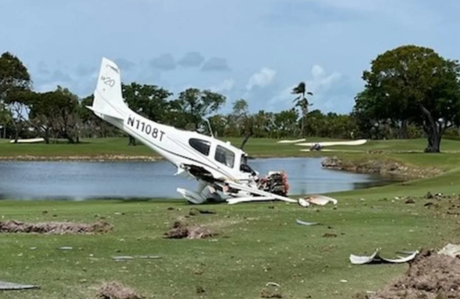 Avioneta se estrella en campo de golf en comunidad de los Cayos de la Florida