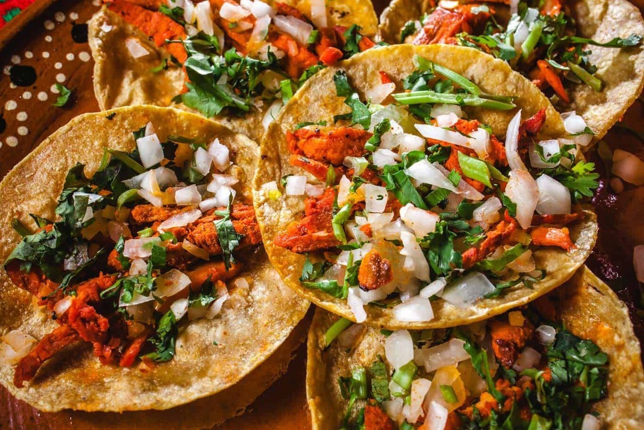 Los tacos ocupan el primer lugar de platillos más populares de México en la lista de TasteAtlas. Foto: Directo al Paladar México