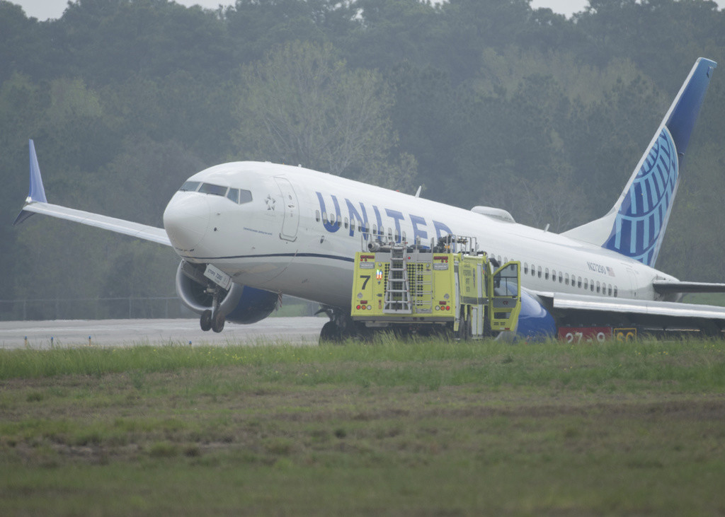 Un avión de United Airlines permanece en un área de césped tras salirse de la pista el viernes 8 de marzo de 2024, en el Aeropuerto Intercontinental George Bush en Houston. (Jason Fochtman/Houston Chronicle vía AP)