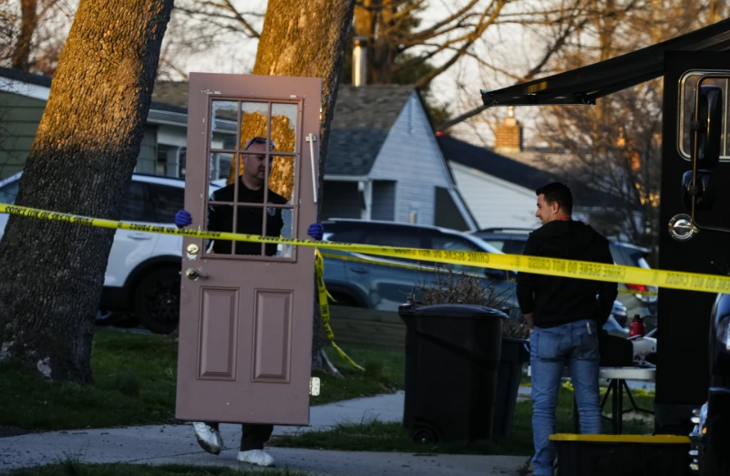 Un investigador de la policía recopila evidencia del lugar donde se registró un tiroteo fatal en Levittown, Pensilvania. (AP Foto/Matt Rourke)