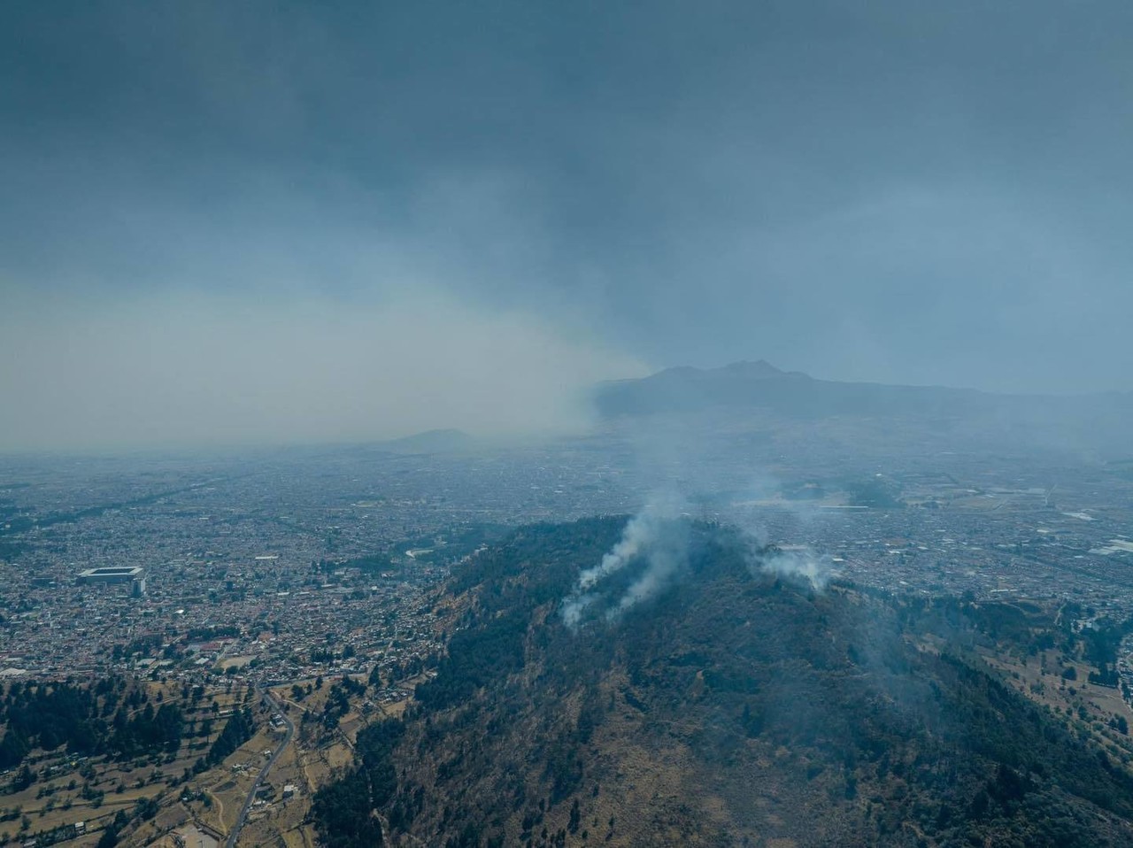 La contaminación ha incrementado con los incendios forestales, los expertos recomiendan usar cubrebocas KN-95. Foto: Carlos Escutia