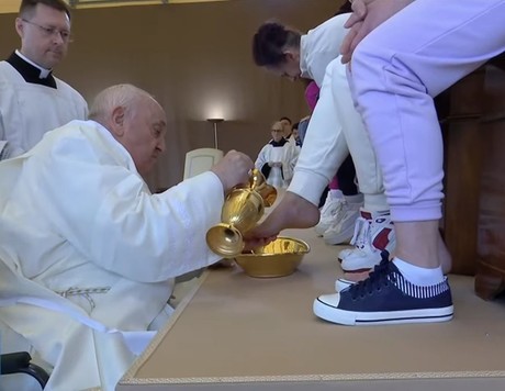 Lava el Papa Francisco los pies de 12 mujeres en prisión de Roma