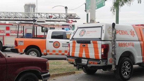 Hombre sale lesionado por descarga eléctrica en anuncio panorámico de Monterrey