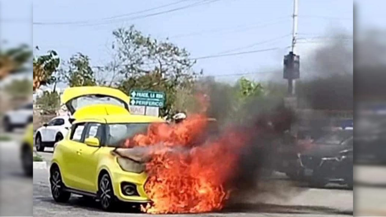 Incendio en Avenida Yucatán: Suzuki Swift devorado por llamas