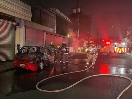 Incendio consume vehículo en Monterrey