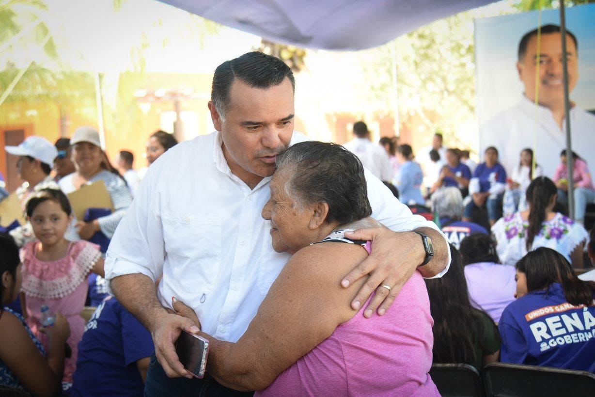 Renán Barrera en campaña en Celestún. Foto: Cortesía