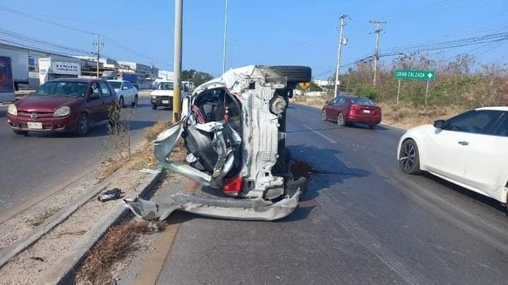 Accidente matutino en la vía Mérida-Umán deja como saldo una persona con lesiones y daños materiales.- Foto de redes sociales