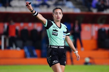 Katia García, primera mujer en 20 años en arbitrar un partido de la Liga MX
