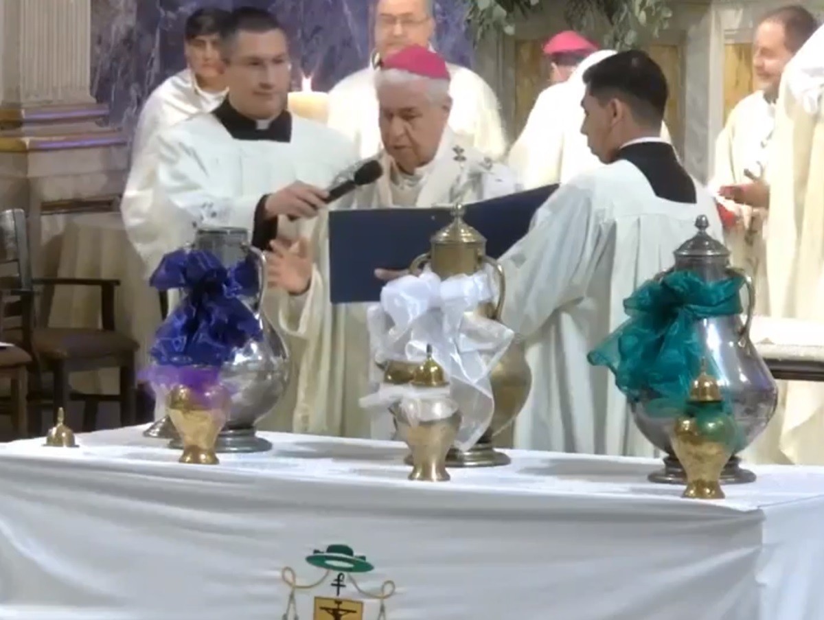 El arzobispo de Monterrey, Rogelio Cabrera López, dio la bendición a los Santos Óleos en la Basílica de Nuestra Señora del Roble. Foto: Facebook Basílica de Nuestra Señora del Roble