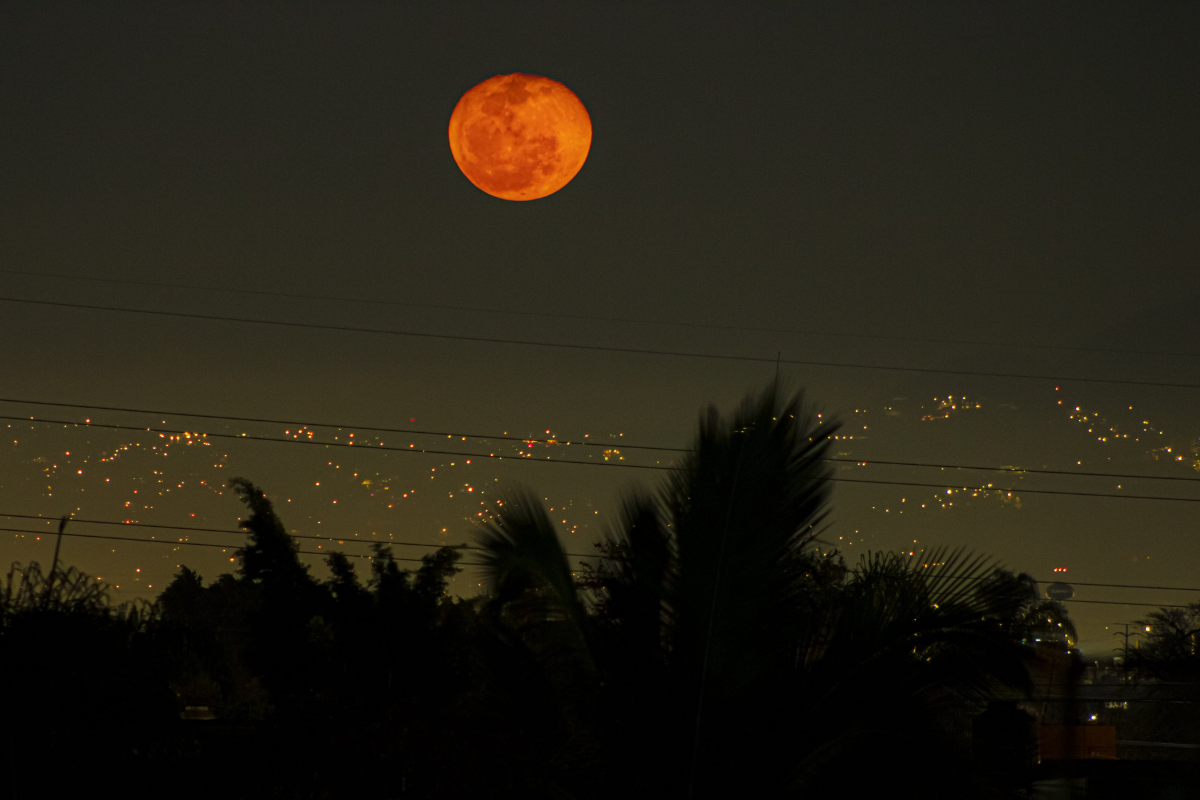 ¿Por qué se ha visto la Luna gigante y con tonos rojizos y anaranjados?