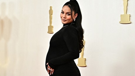 Vanessa Hudgens anuncia embarazo en alfombra roja de los Premios Óscar 2024