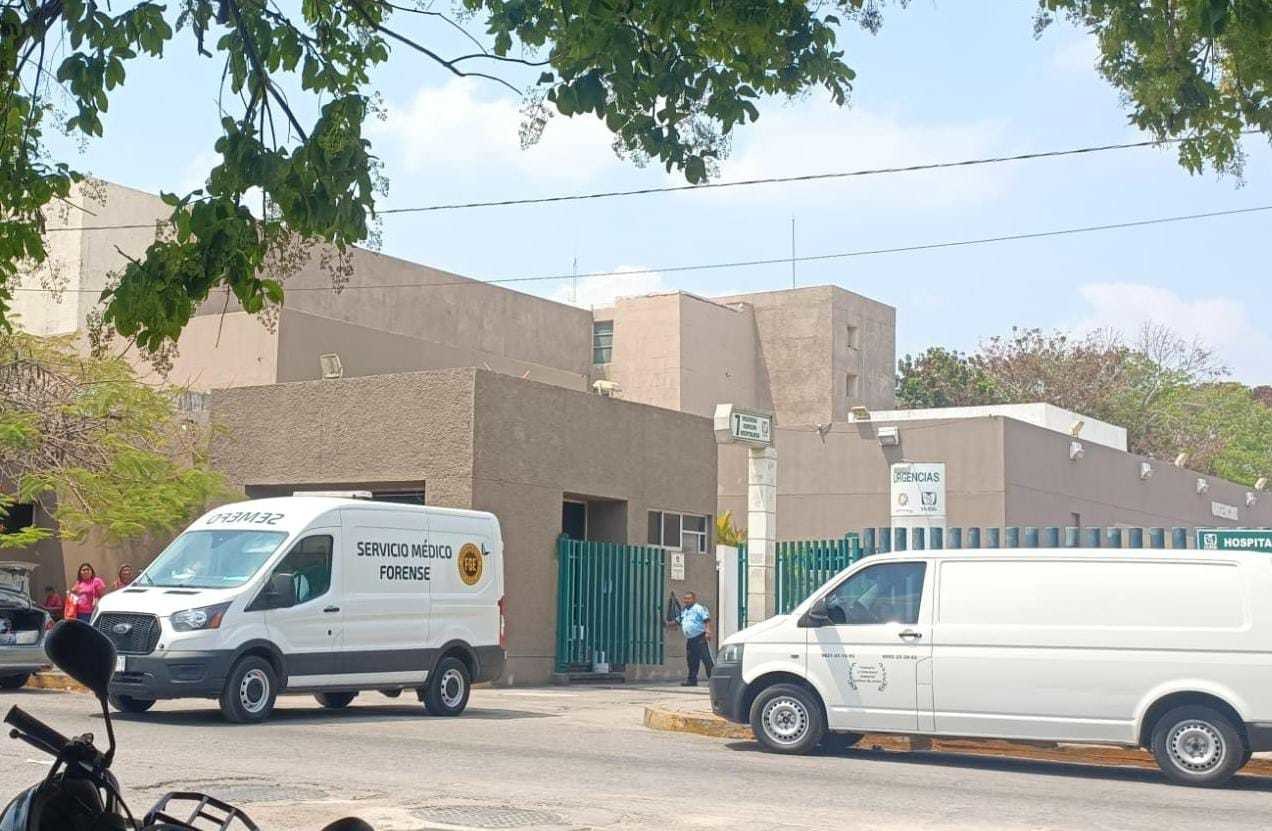 Autoridades acudieron la mañana de este miércoles al hospital 'Ignacio García Téllez' donde se reportó que un enfermero fue encontrado sin vida en un baño.- Foto de Telesur Yucatán
