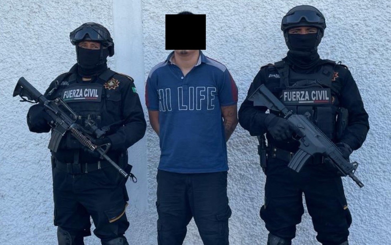 Jorge “N”, de 31 años de edad, fue encontrado en posesión de un arma larga, un cargador y 11 cartuchos. Foto: X @GpoCoordSegNL.