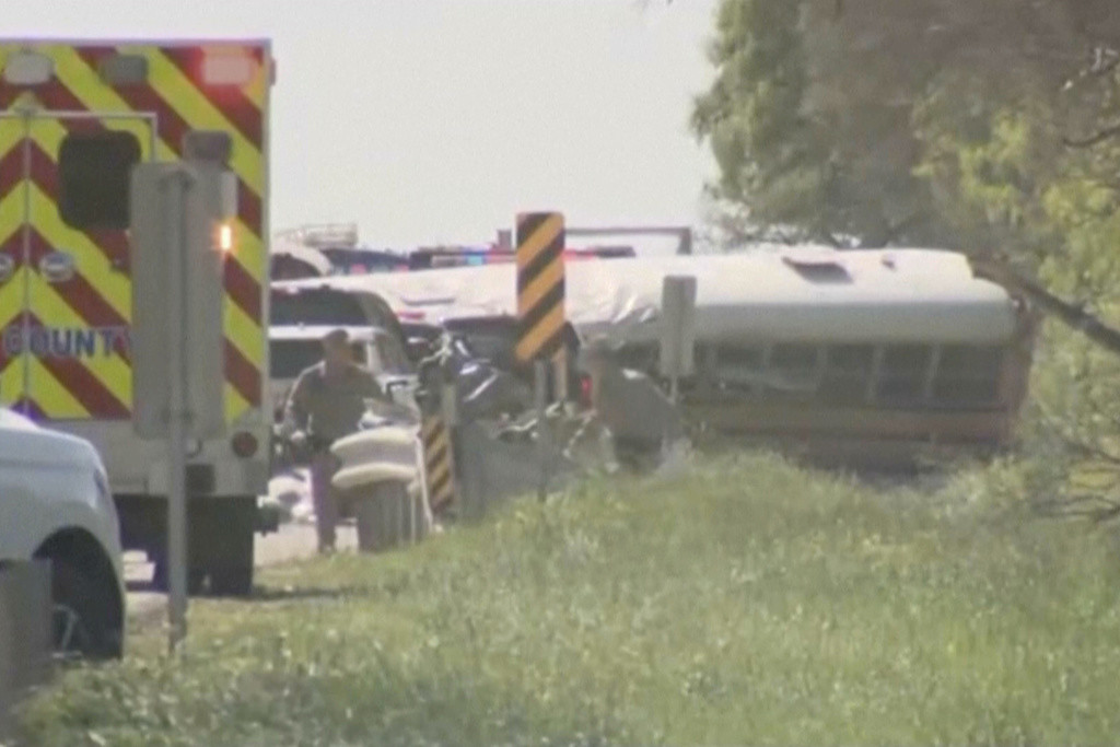 Tragedia en Texas: 2 muertos y 40 heridos en accidente de camión y autobús escolar