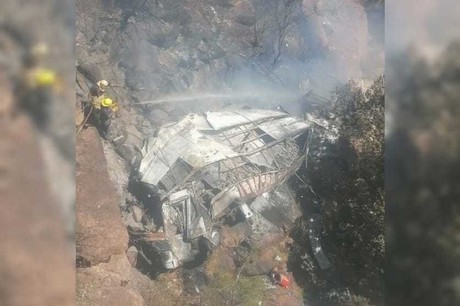 Tragedia en Sudáfrica: Autobús cae de puente y causa 45 muertes