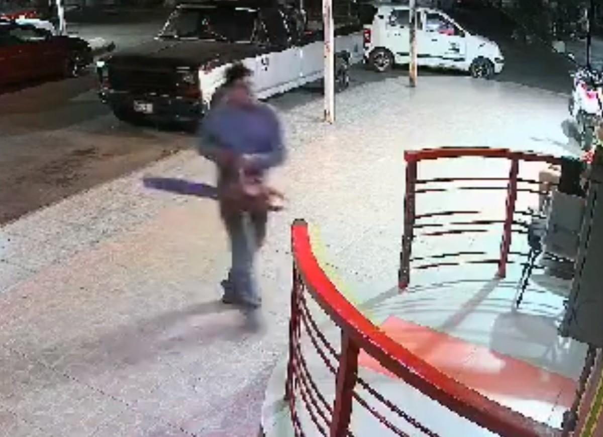 Aterroriza hombre con motosierra a clientes de un bar (VIDEO)