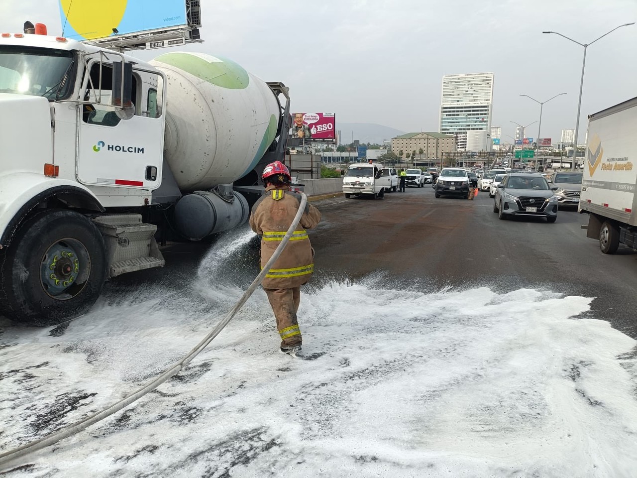 Protección Civil de Nuevo León atiende derrame de diesel en Monterrey