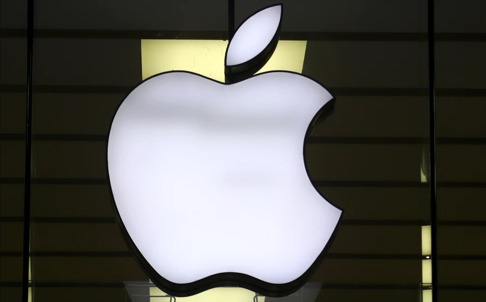 El logo de Apple se ve iluminado en una tienda en el centro de Múnich, Alemania, el 16 de diciembre de 2020. (AP Foto/Matthias Schrader, Archivo)