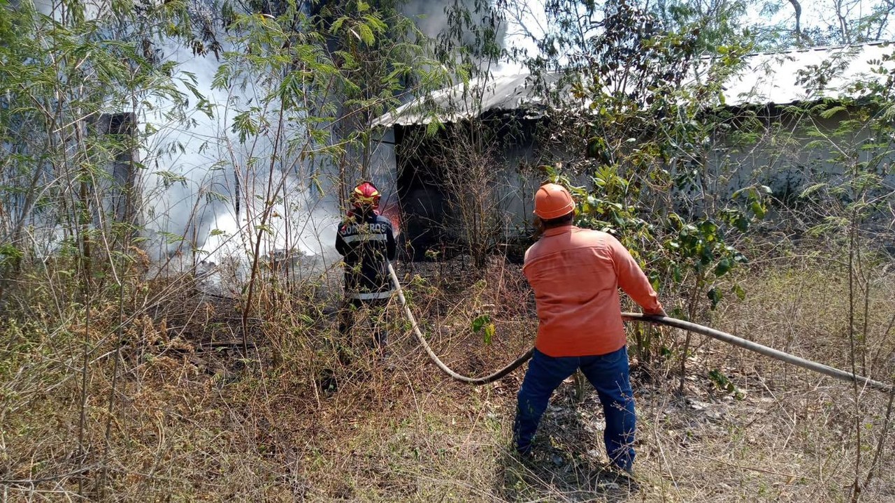 Fuerte incendio en terrenos de Bachoco aterroriza a vecinos de Hunucmá