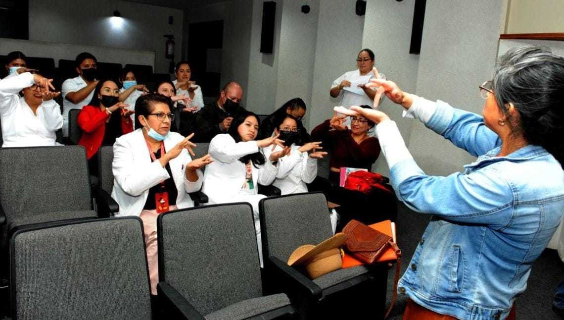 Iniciativa DIFEM: Capacitación en Lengua de Señas Mexicana para atención médica a mujeres sordas. Foto: Especial