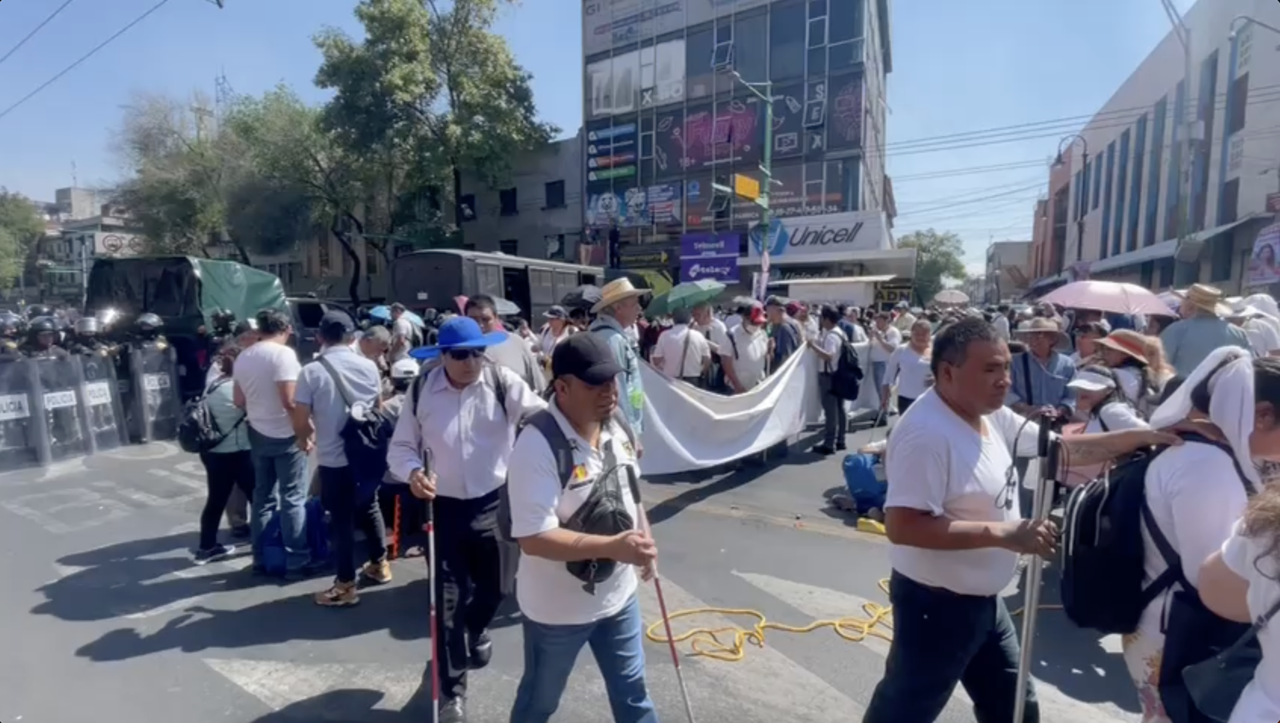A empujones retiran a manifestantes débiles visuales, en Arcos de Belén