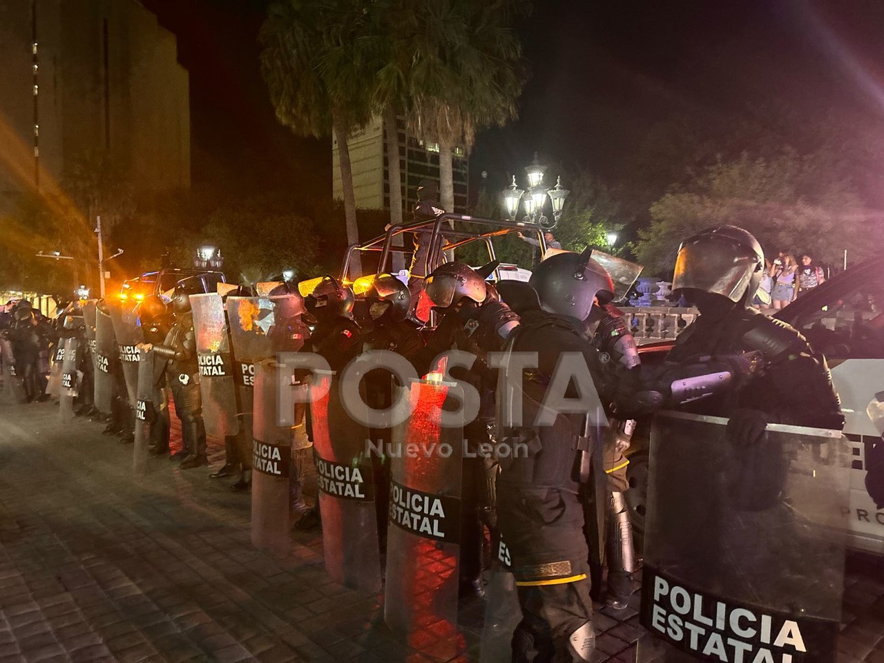 Fuerza Civil detuvo a 3 hombres y 2 mujeres en marcha por el  #8M, en Monterrey