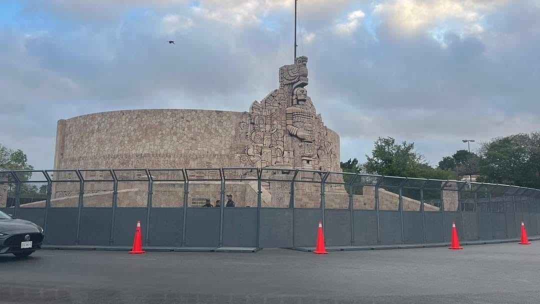 Blindan monumentos y edificios en Mérida previo a la marcha del 8M
