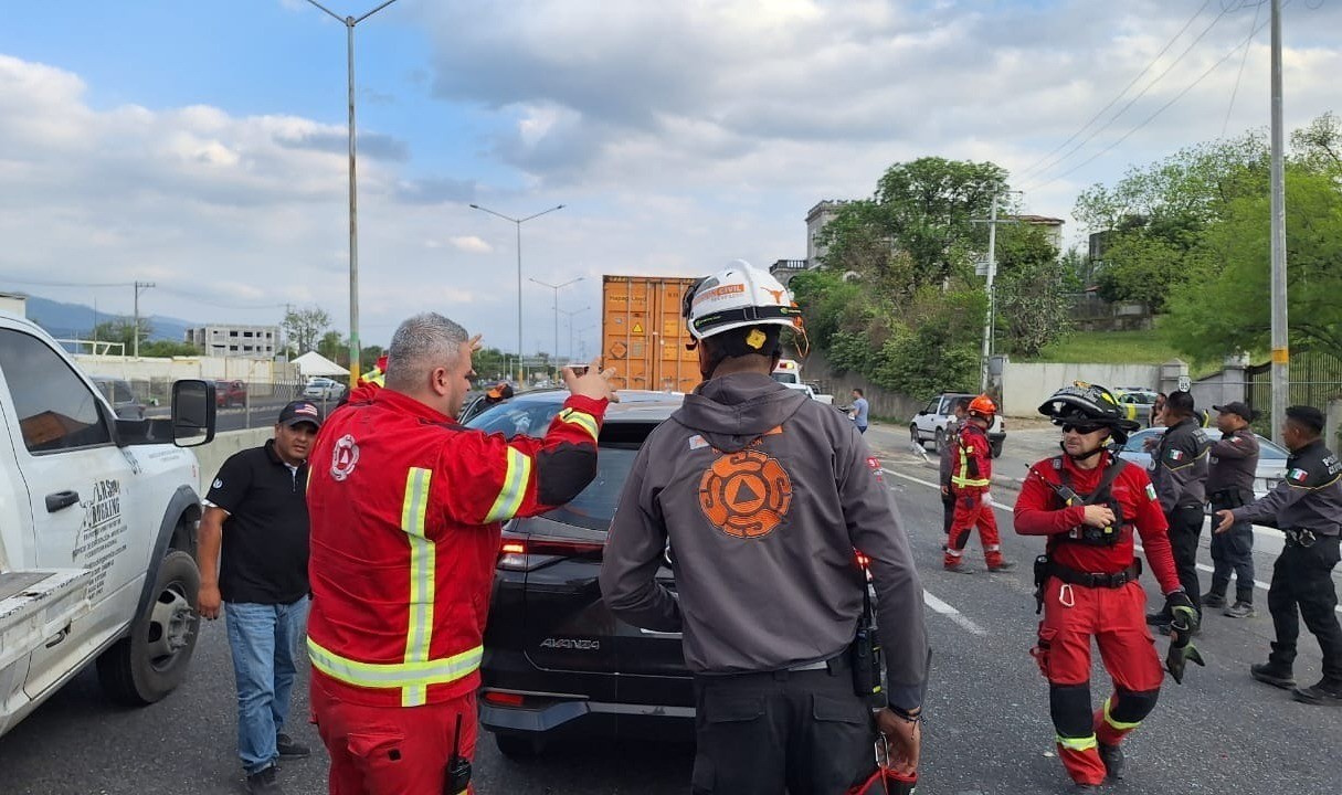 El choque múltiple, que involucró a cuatro vehículos y un camión de carga, ocurrió en la zona de El Barrial, en Santiago. Foto: Protección Civil de Nuevo León.