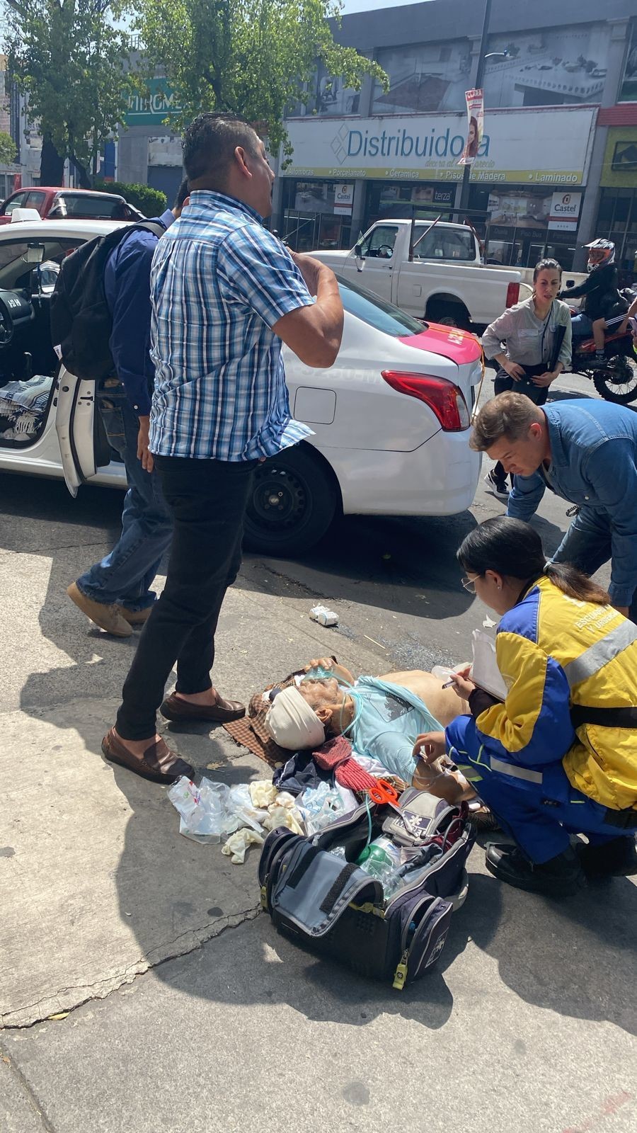 Motociclista arrolla a adulto mayor en Eje Central, es llevado a un hospital