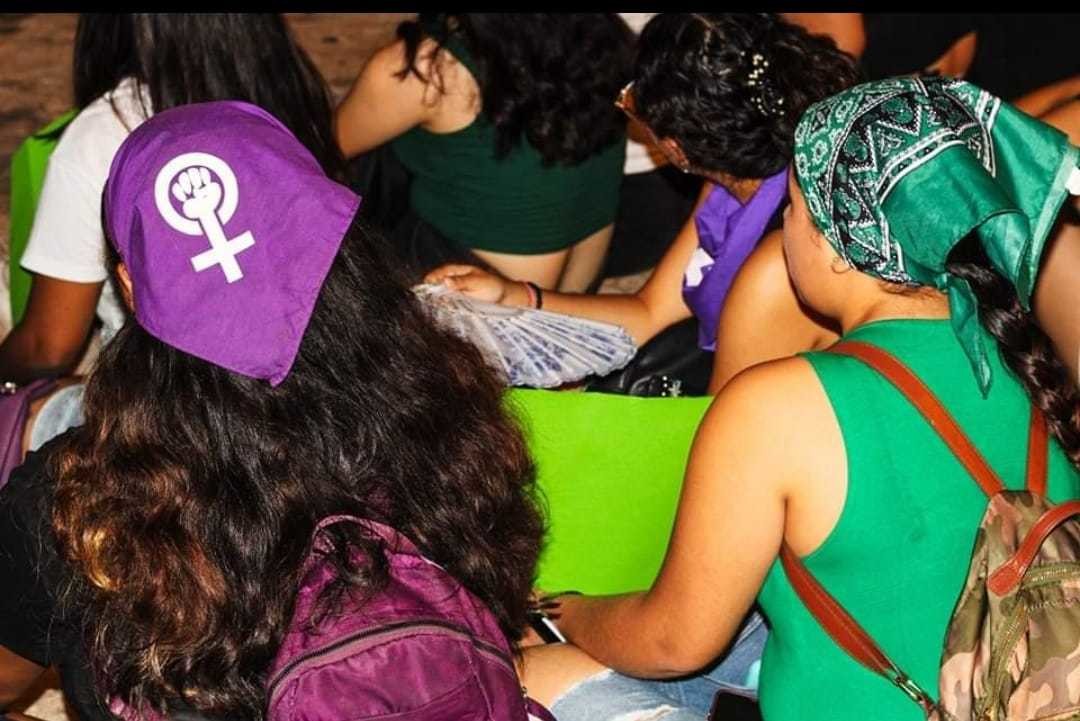 Los colores feministas usados en el Día Internacional de la Mujer. Foto: Cortesía