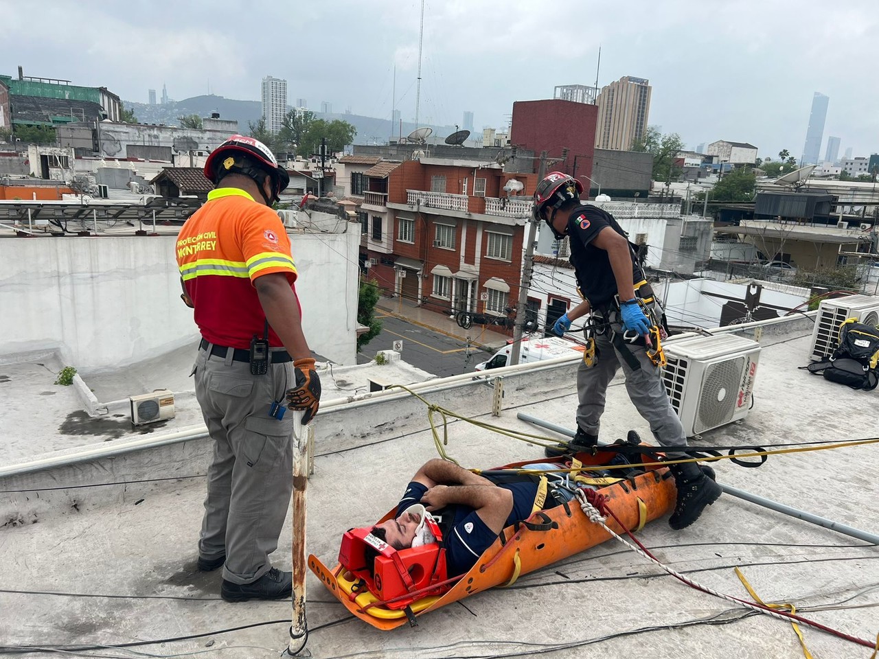 Protección Civil de Nuevo León acude a reporte de una persona electrocutada  en una azotea.. Foto. PCNL