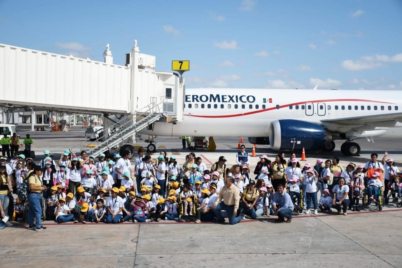 156 niños y jóvenes del CRIT Yucatán tuvieron la oportunidad de visitar por primera vez el Aeropuerto de Mérida como parte de un programa de inclusión.- Foto del CRIT Yucatán