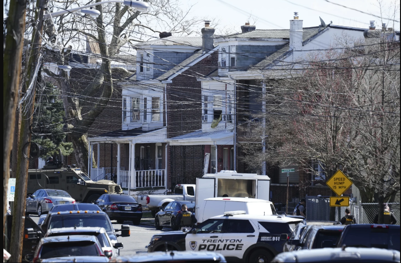 Un joven sospechoso se atrinchera en vivienda de Nueva Jersey después de tiroteo en Filadelfia.. Foto. AP