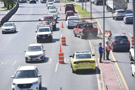 >Implementan carril de contraflujo en Carretera Nacional para aligerar tráfico
