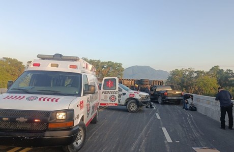 Volcadura de camión en Allende deja dos heridos