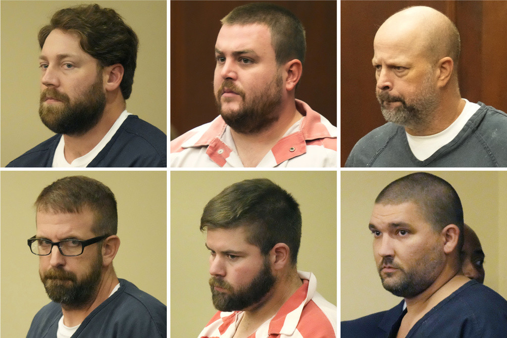Los acusados de torturar a dos hombres negros en Mississippi, en el tribunal del condado Rankin en Brandon, Mississippi, el 14 de agosto de 2023. (Foto AP /Rogelio V. Solis)
