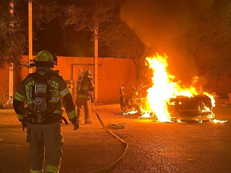 Cortocircuito provoca incendio en auto en la Carretera Nacional