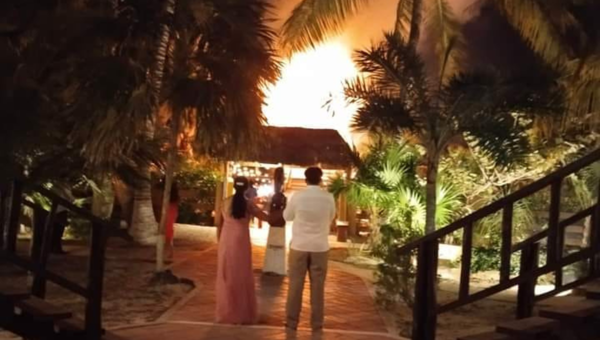 Se incendia palapa durante una boda en un hotel de Telchac Puerto