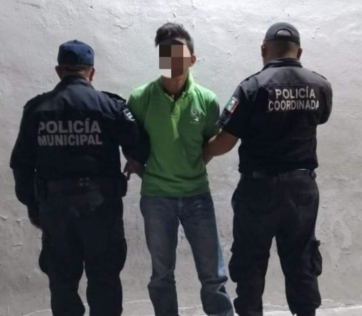 Un sujeto fue detenido por su presunta responsabilidad en la agresión de una persona con un machete en puerto Progreso.- Foto de la Policía Municipal de Progreso