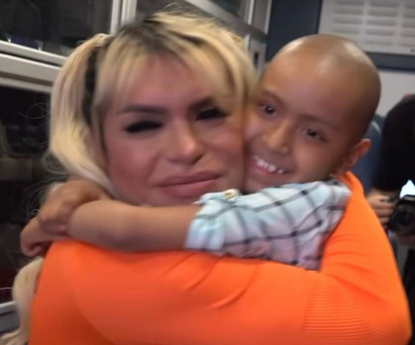 Wendy Guevara madrina de una pequeña con leucemia (VIDEO)