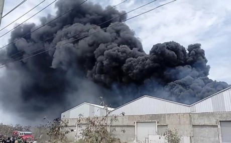 Negra columna de humo por un incendio es vista en distintos puntos de Mérida