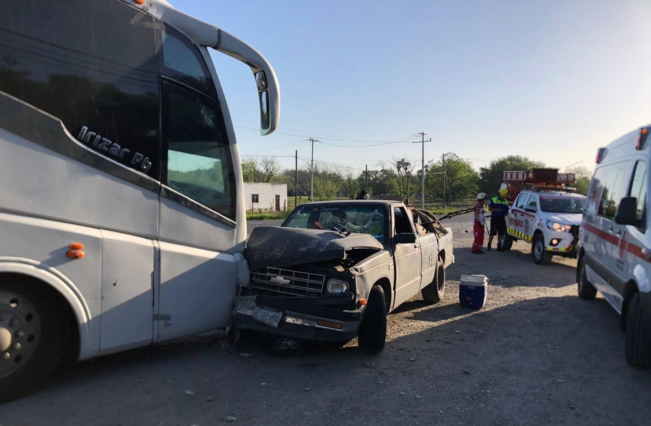 Choca camioneta contra autobús de pasajeros en Linares