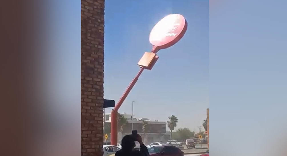 VIDEO: Fuertes vientos derriban letrero de tienda Al Super en Torreón